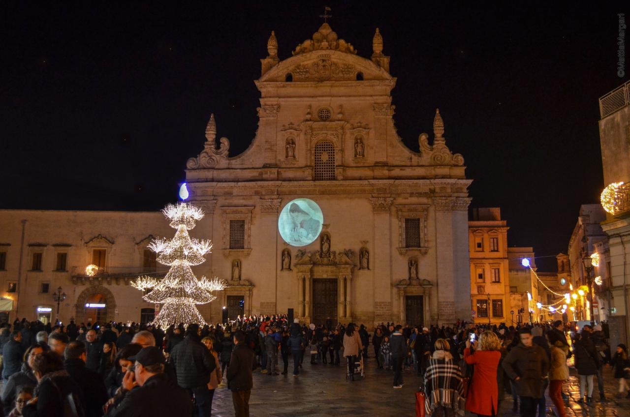 Le luci si accendono e i bambini invadono piazza San Pietro chiusa al traffico