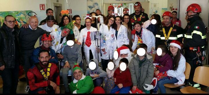 I Vigili del Fuoco diventano Babbo Natale per i giovanissimi pazienti di Pediatria del Fazzi