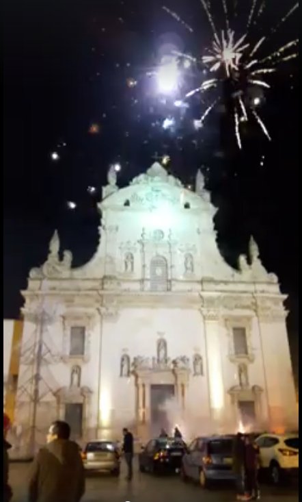 Sparano fuochi d'artificio dal sagrato della Chiesa Madre