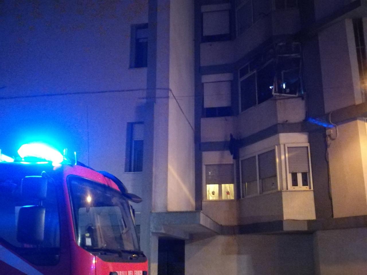 A fuoco una bombola in via Caserta. Salvi i due abitanti della casa