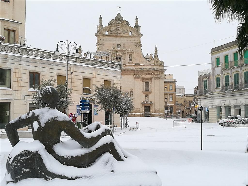 Le Scuole di ogni ordine e grado domani rimarranno chiuse. La Protezione Civile invita a limitare l'uso dell'auto solo ai casi di estrema necessità
