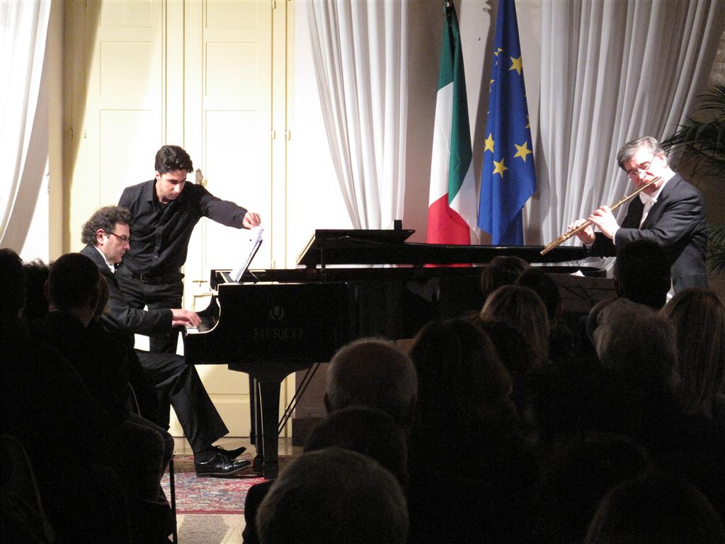 "Qualcuno dica ai responsabili della Chiesa del Carmine che il Papa emerito suona il pianoforte" "Qualcuno dica ai responsabili della Chiesa del Carmine che il Papa emerito suona il pianoforte"