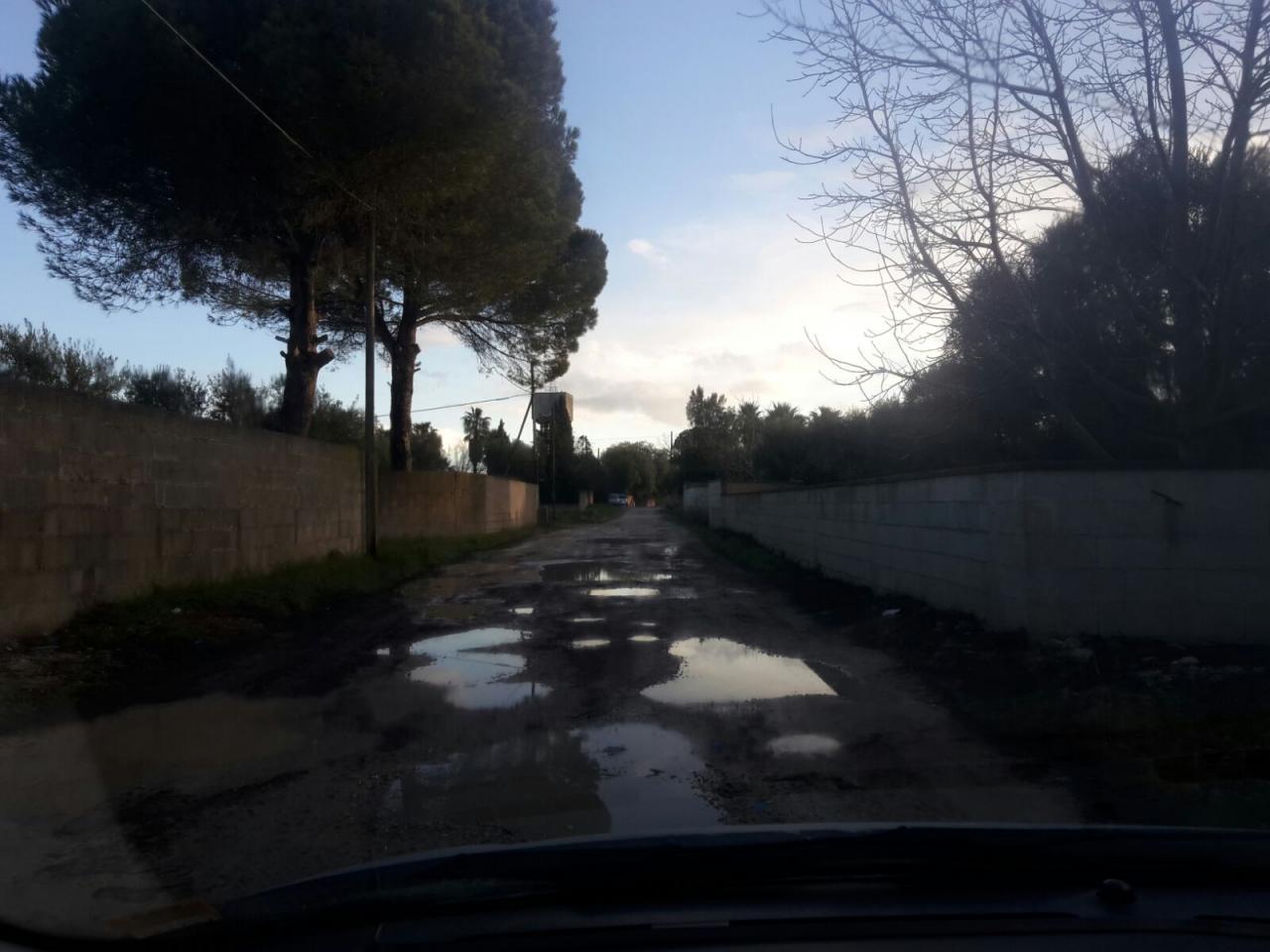 "Contrada Scorpo è al buio e piena di buche"