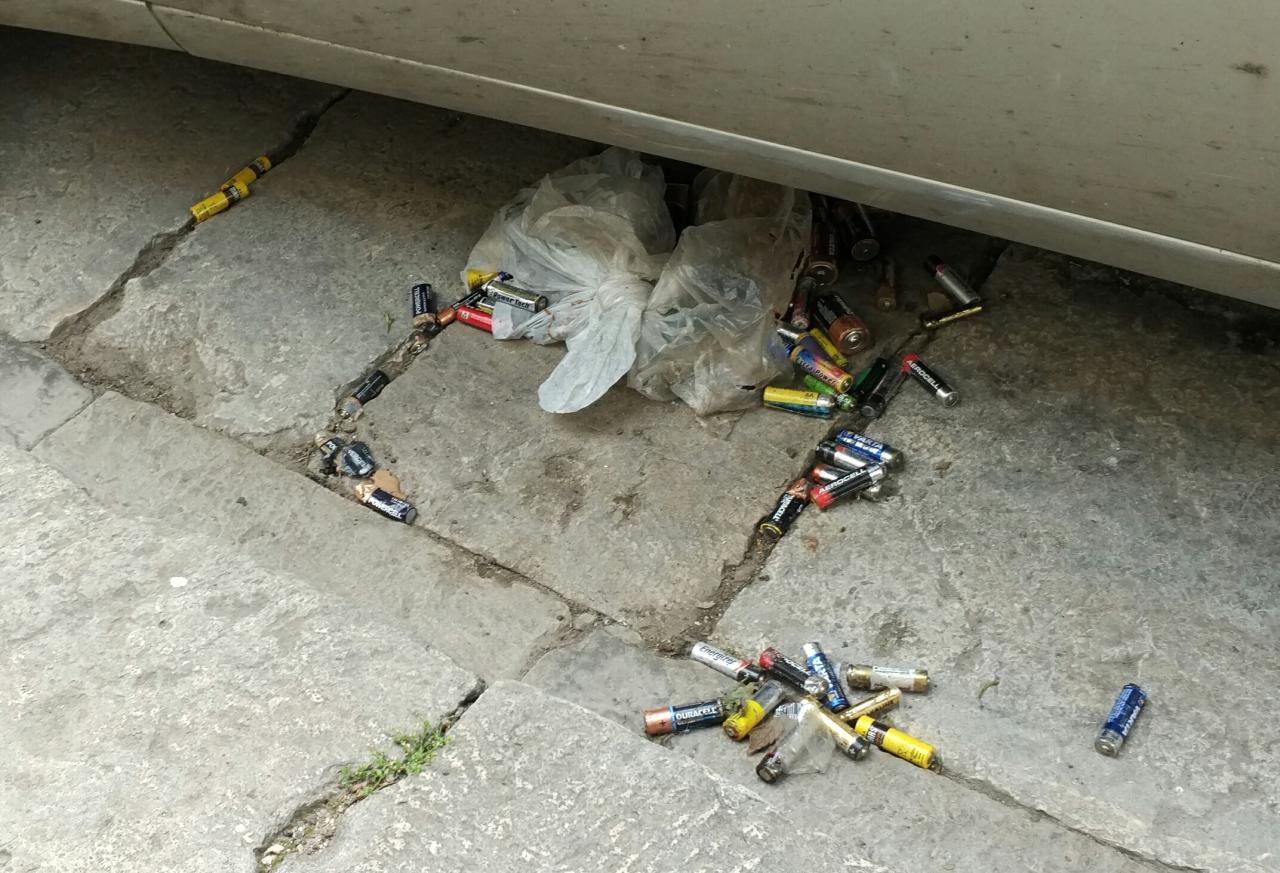 Pericolose pile esauste abbandonate da un mese in via Montegrappa 