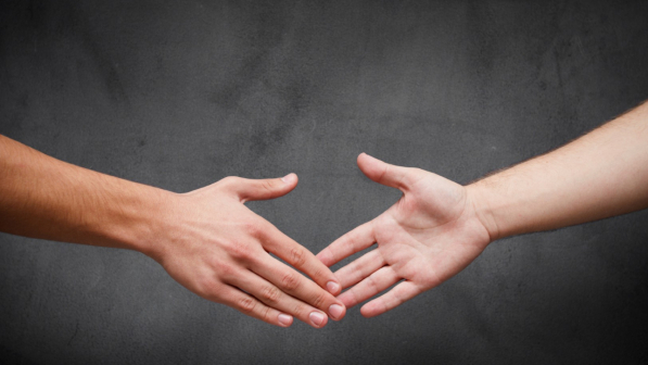 Una stretta di mano da donna a donna Una stretta di mano da donna a donna