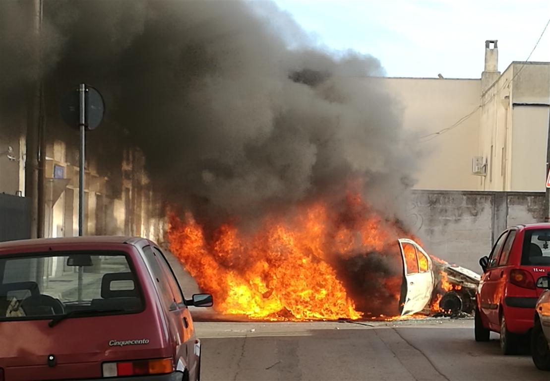 Va a fuoco un'auto, paura in via Corigliano