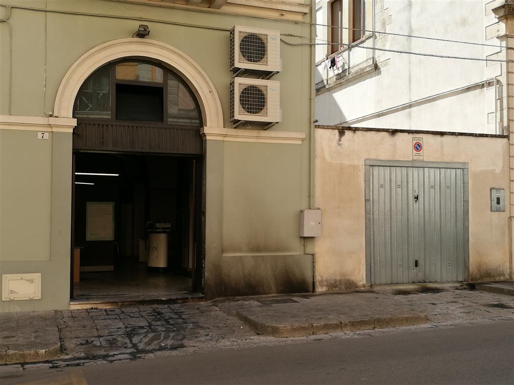 Fiamme nella notte nel Punto Enel di via Soleto