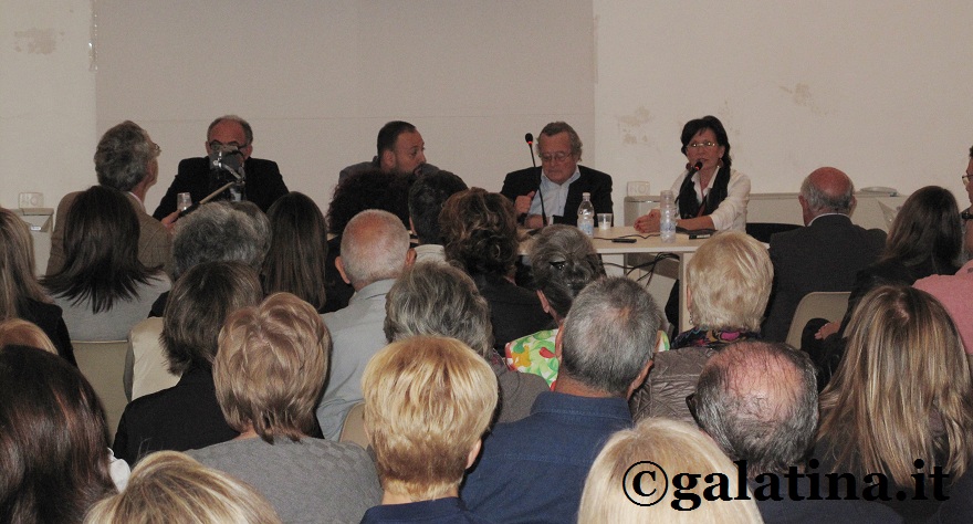 Un successo la presentazione di 'Cacciatori di mafiosi'. "Venga a passare quindici giorni anche con il sindaco di Galatina!" La provocazione da Montagna ad Andrea Galli Un successo la presentazione di 'Cacciatori di mafiosi'. "Venga a passare quindici giorni anche con il sindaco di Galatina!" La provocazione da Montagna ad Andrea Galli