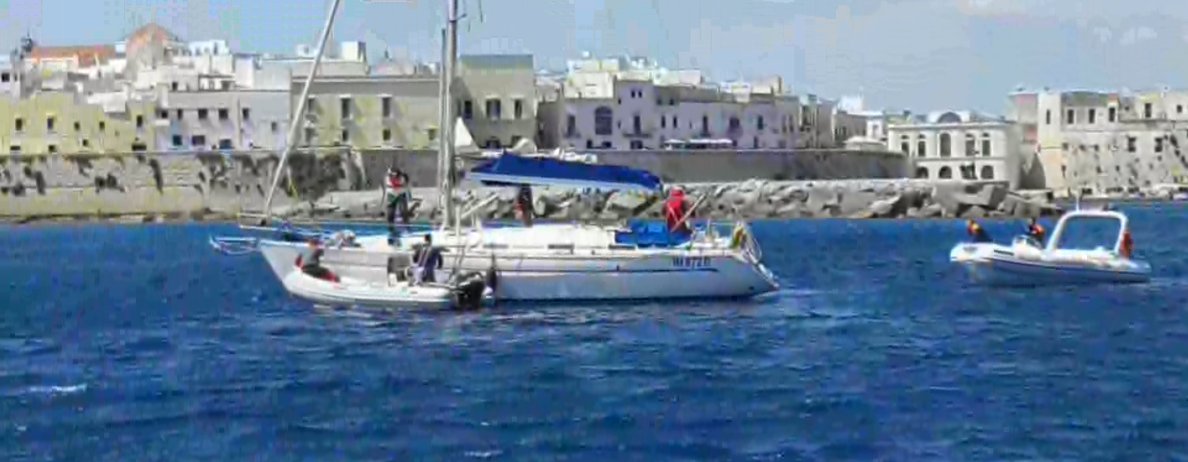 Barca a vela soccorsa dalla Guardia Costiera di Gallipoli Barca a vela soccorsa dalla Guardia Costiera di Gallipoli