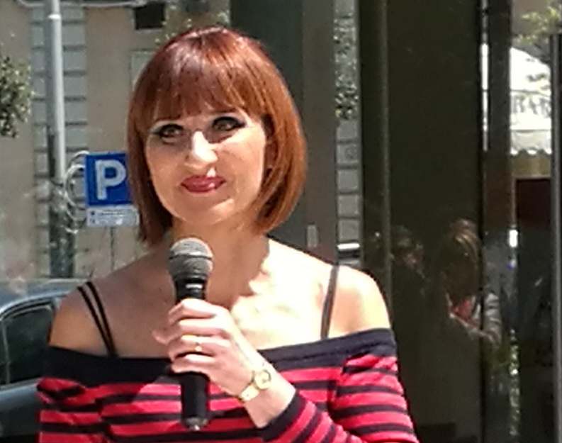 Paola Carrozzini in piazza con il programma e i candidati delle sue liste