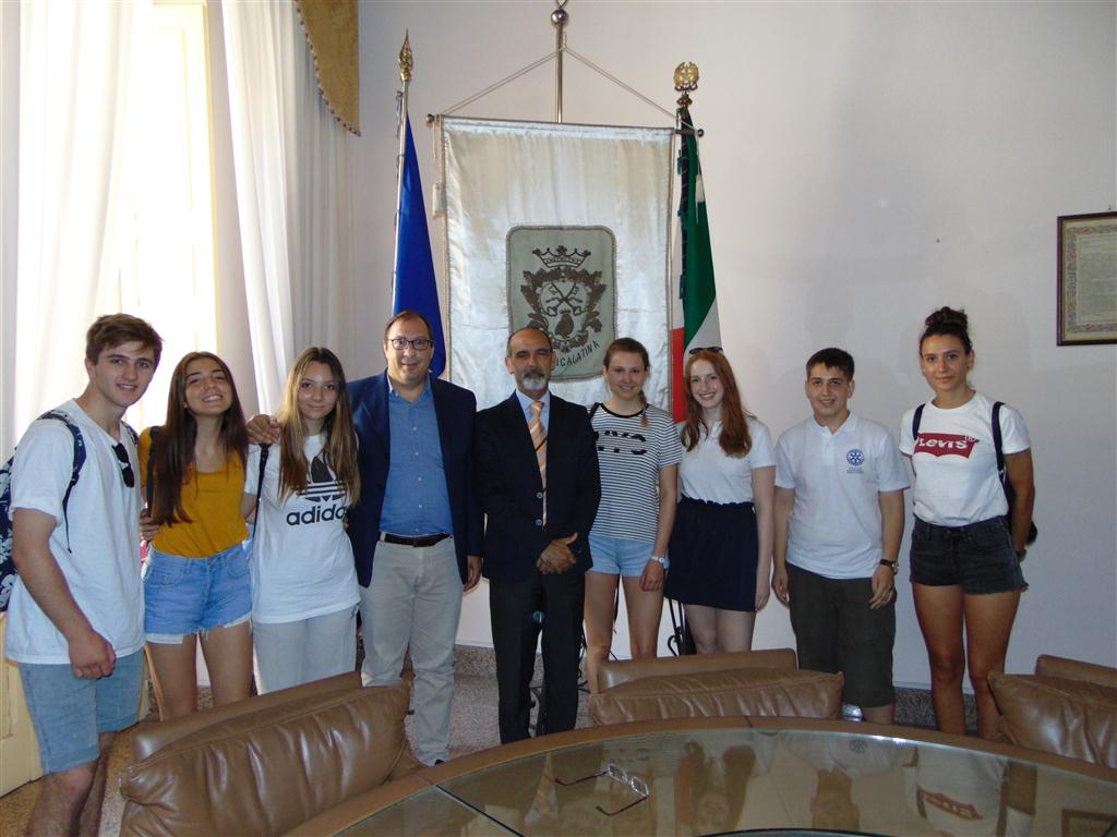 Ragazzi da mezzo mondo in visita a Palazzo Orsini
