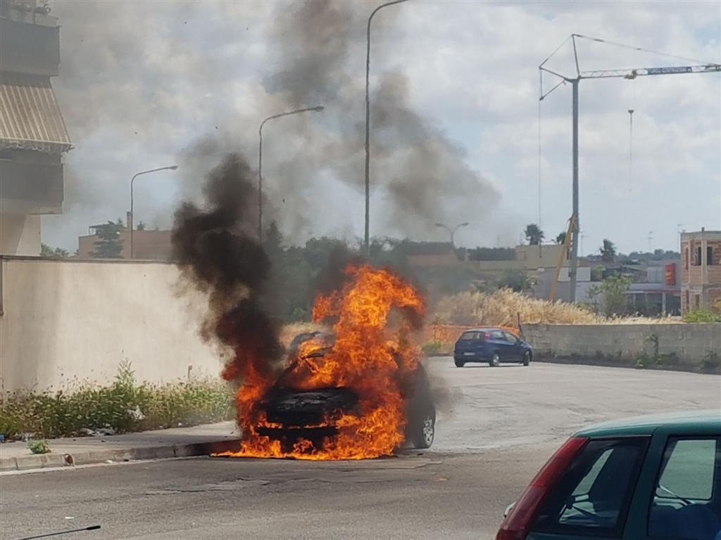 Riesce ad abbandonare l'auto poco prima che venga avvolta dalle fiamme