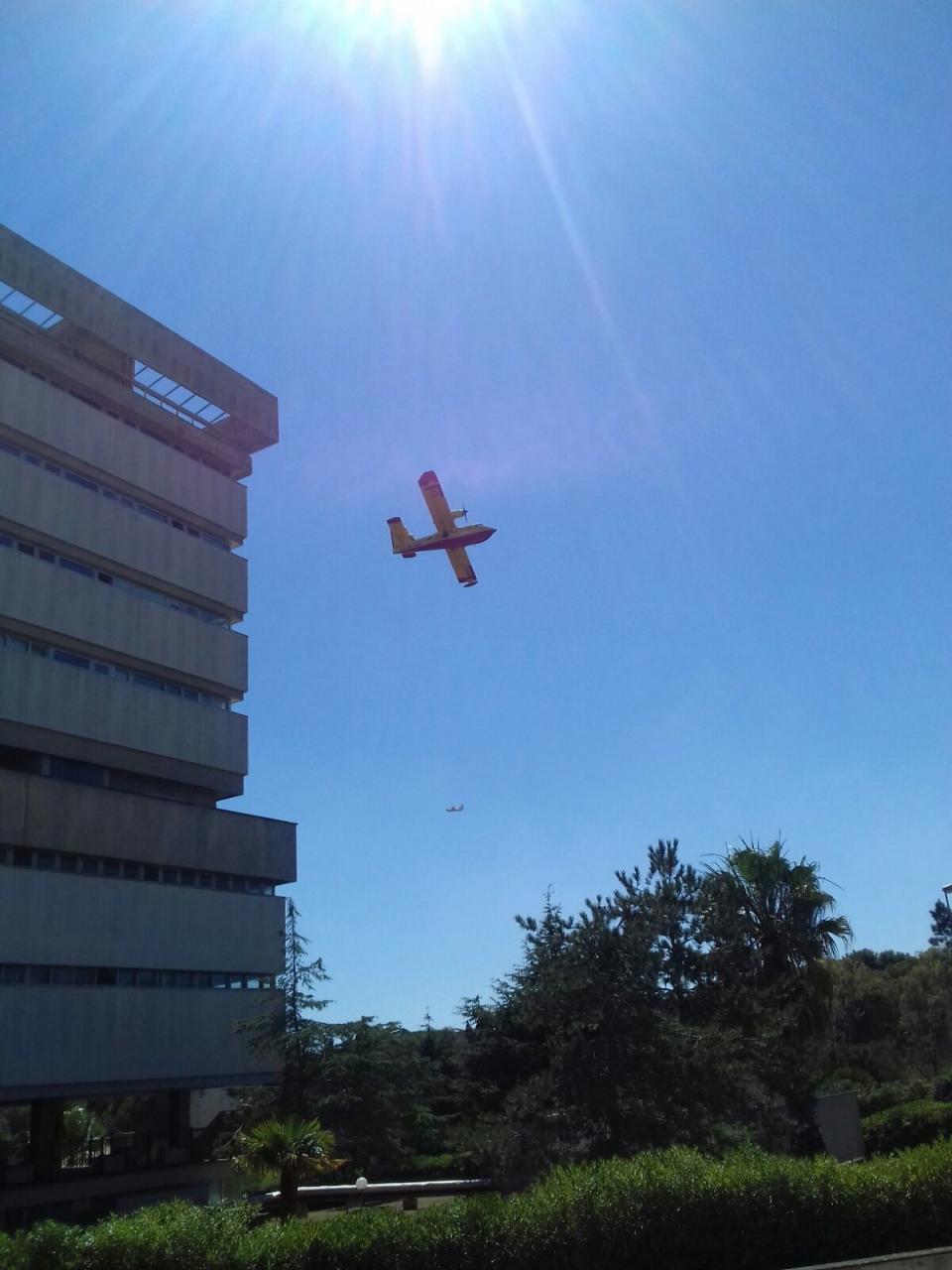 I Canadair scongiurano lo sgombero dell'Ospedale di Gallipoli