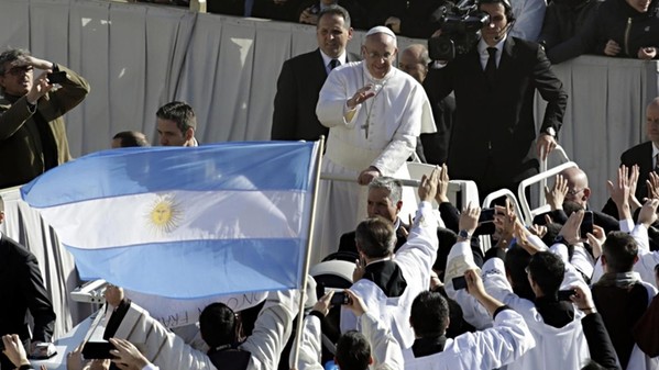 Francesco davanti ai potenti del mondo abbraccia le sue 'pecorelle'