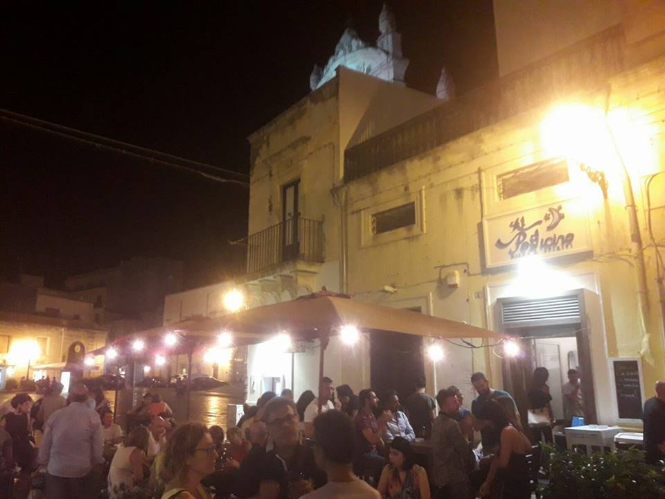 Un normale controllo di Polizia in un locale di via Garibaldi a Galatina scatena il popolo di facebook Un normale controllo di Polizia in un locale di via Garibaldi a Galatina scatena il popolo di facebook