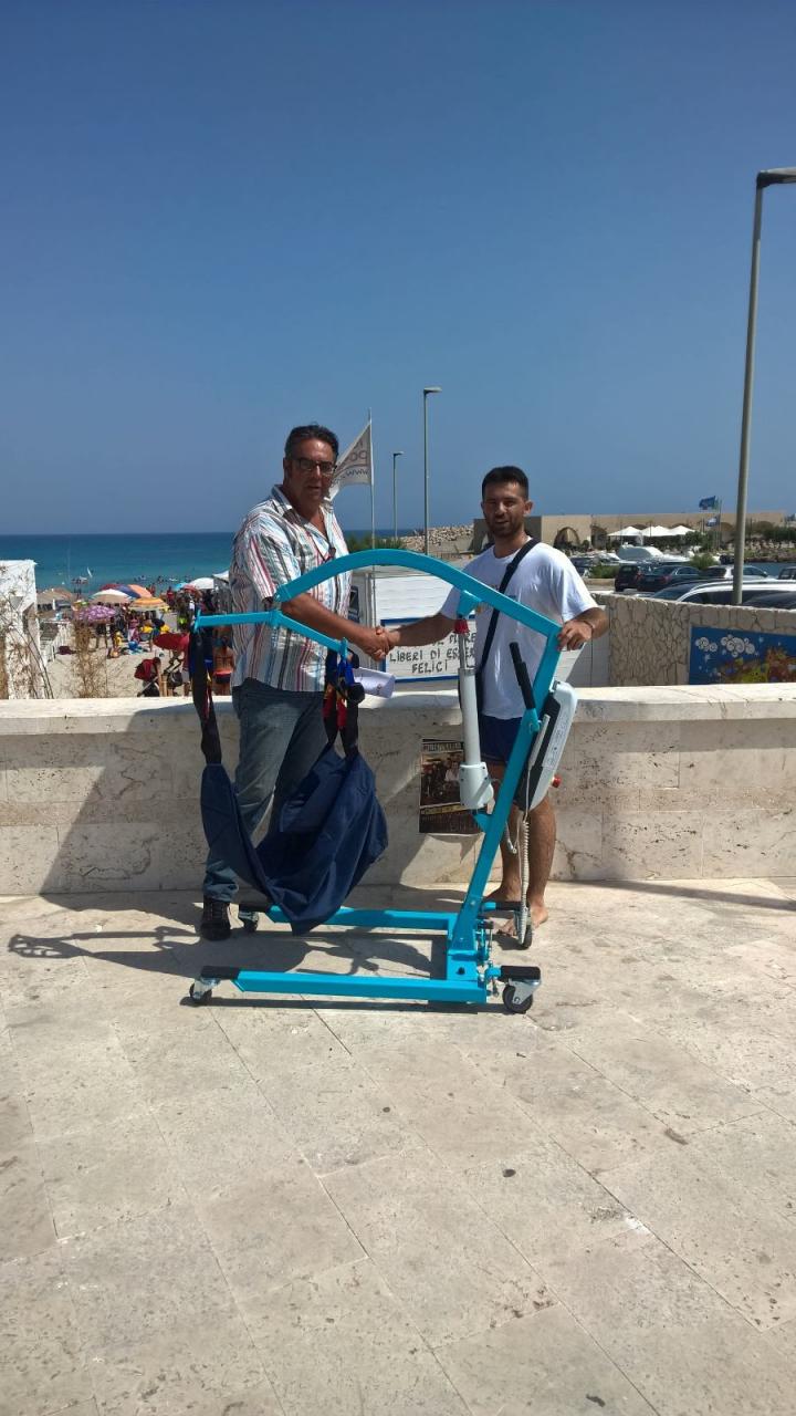 Su "La terrazza tutti al mare!" di San Foca i presidi della Asl per i malati di SLA Su "La terrazza tutti al mare!" di San Foca i presidi della Asl per i malati di SLA