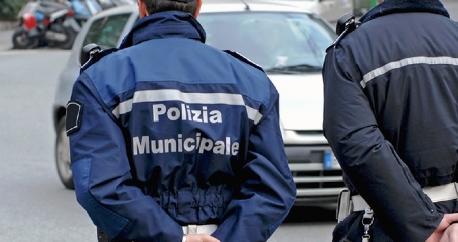 Getta i rifiuti in una fioriera e si becca una multa di 400 euro Getta i rifiuti in una fioriera e si becca una multa di 400 euro
