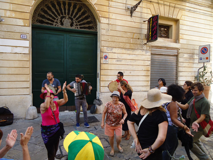 Turisti brasiliani a Galatina. Ci vuole poco per vivere di turismo non solo in estate Turisti brasiliani a Galatina. Ci vuole poco per vivere di turismo non solo in estate