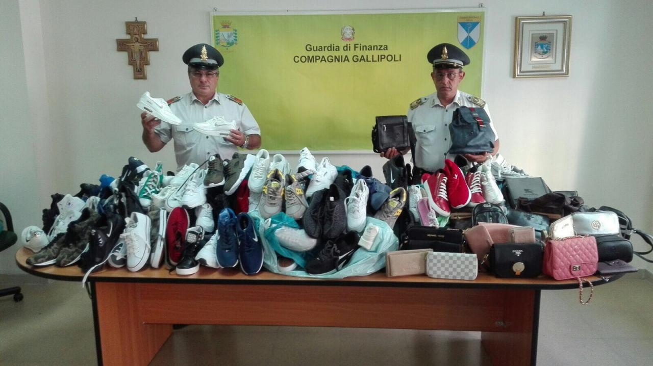 Sequestrate centinaia di scarpe e borse contraffatte Sequestrate centinaia di scarpe e borse contraffatte