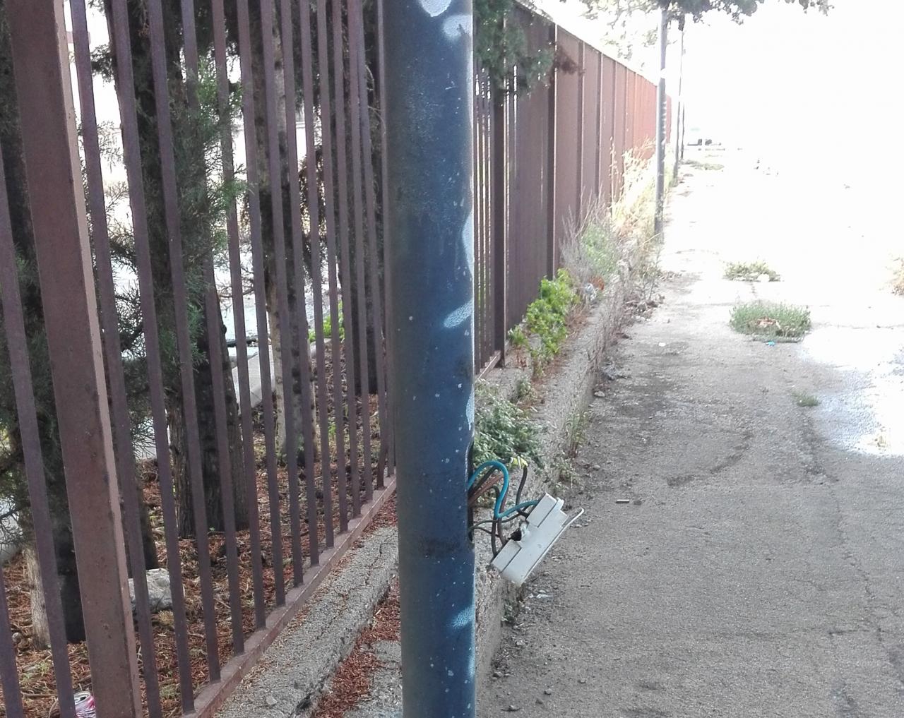 Fili scoperti in un palo dell'illuminazione, pericolo in via Silla a Galatina