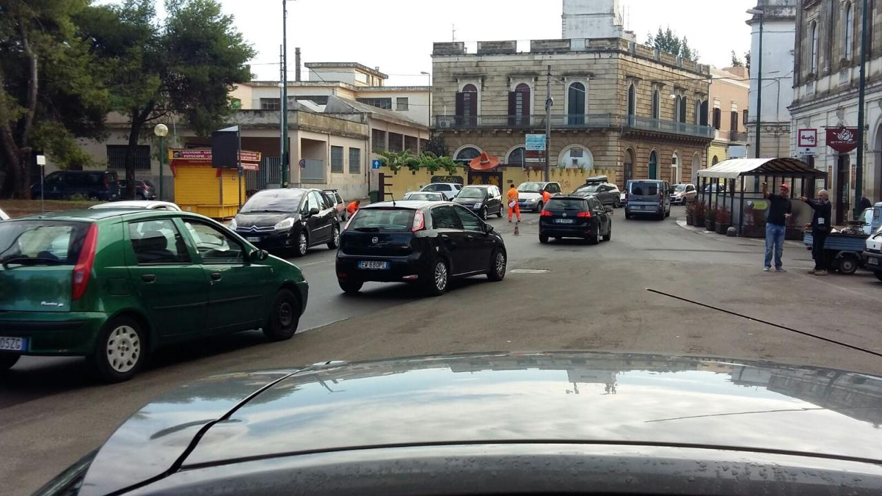 Traffico in tilt in piazzale Stazione