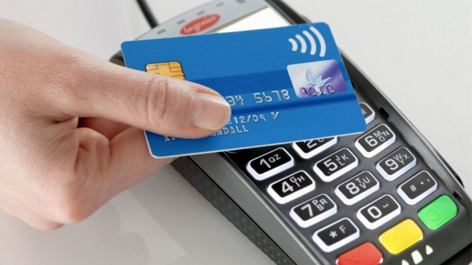 Fa acquisti con un bancomat trovato per caso, denunciata galatinese Fa acquisti con un bancomat trovato per caso, denunciata galatinese