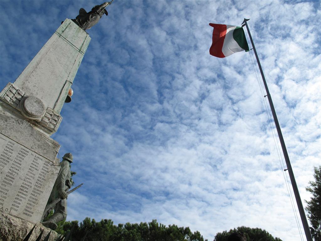 "Per il 4 Novembre esponete il tricolore" "Per il 4 Novembre esponete il tricolore"