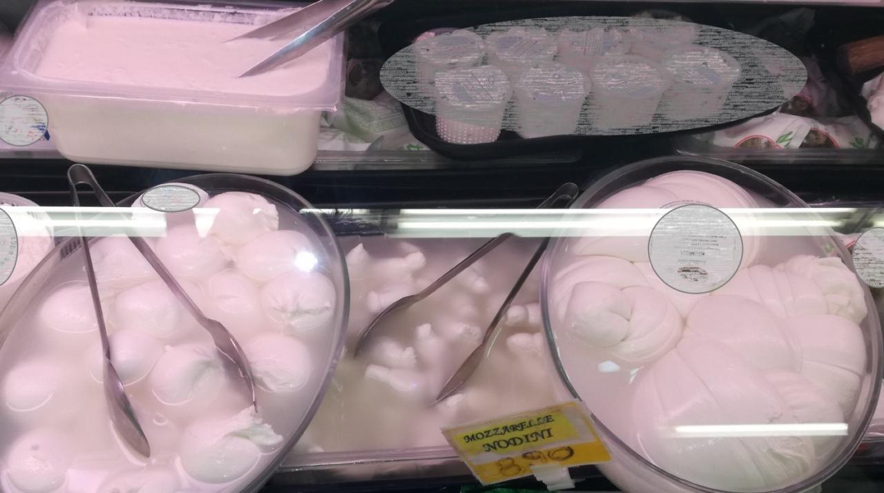 Sequestrati in due supermercati formaggi a pasta filata non confenzionati Sequestrati in due supermercati formaggi a pasta filata non confenzionati