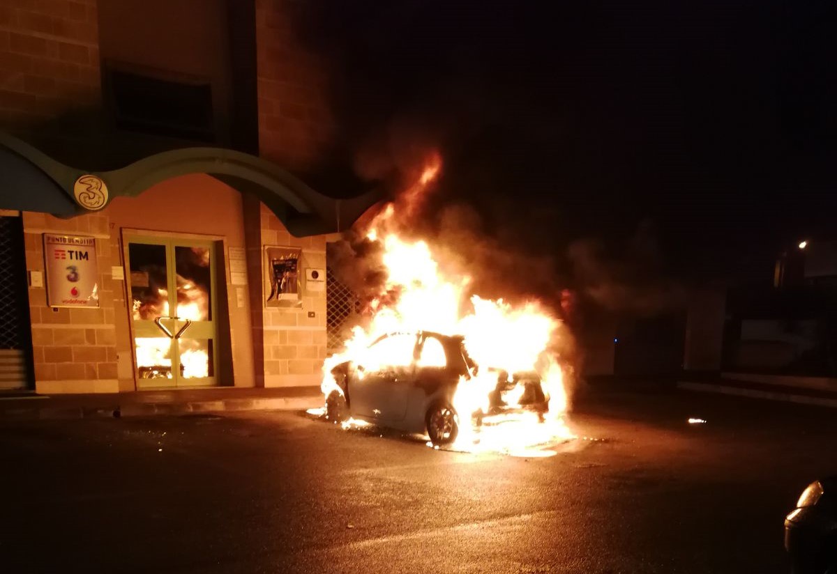 Nella notte va a fuoco un'auto in via Roma a Galatina
