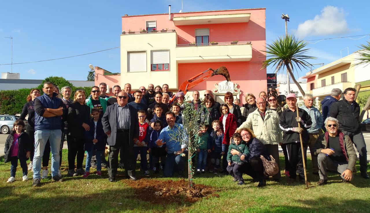 Piantati trenta alberi nel quartiere Giovanni Paolo II