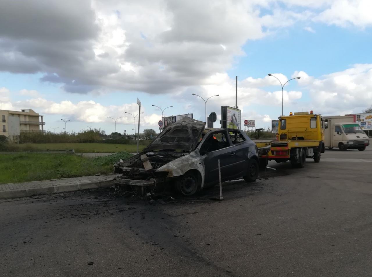 Una Stilo va a fuoco all'ingresso di Galatina, indenni i due occupanti