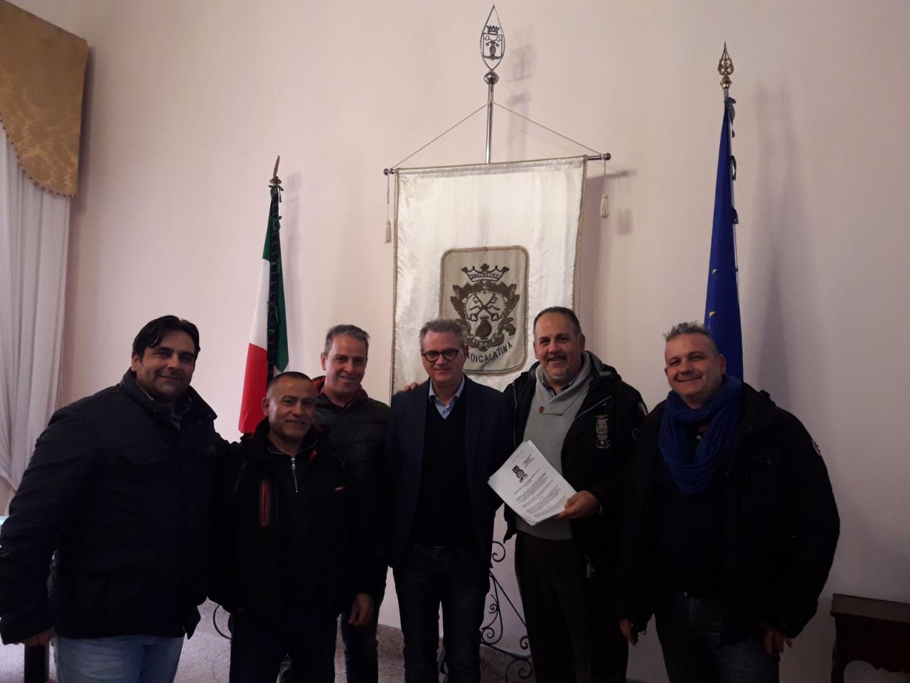 Una postazione fissa dei Vigili Urbani al Rione Italia. La petizione consegnata al Sindaco Una postazione fissa dei Vigili Urbani al Rione Italia. La petizione consegnata al Sindaco