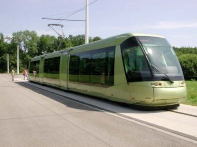 All'orizzonte si intravede la metropolitana di superfice