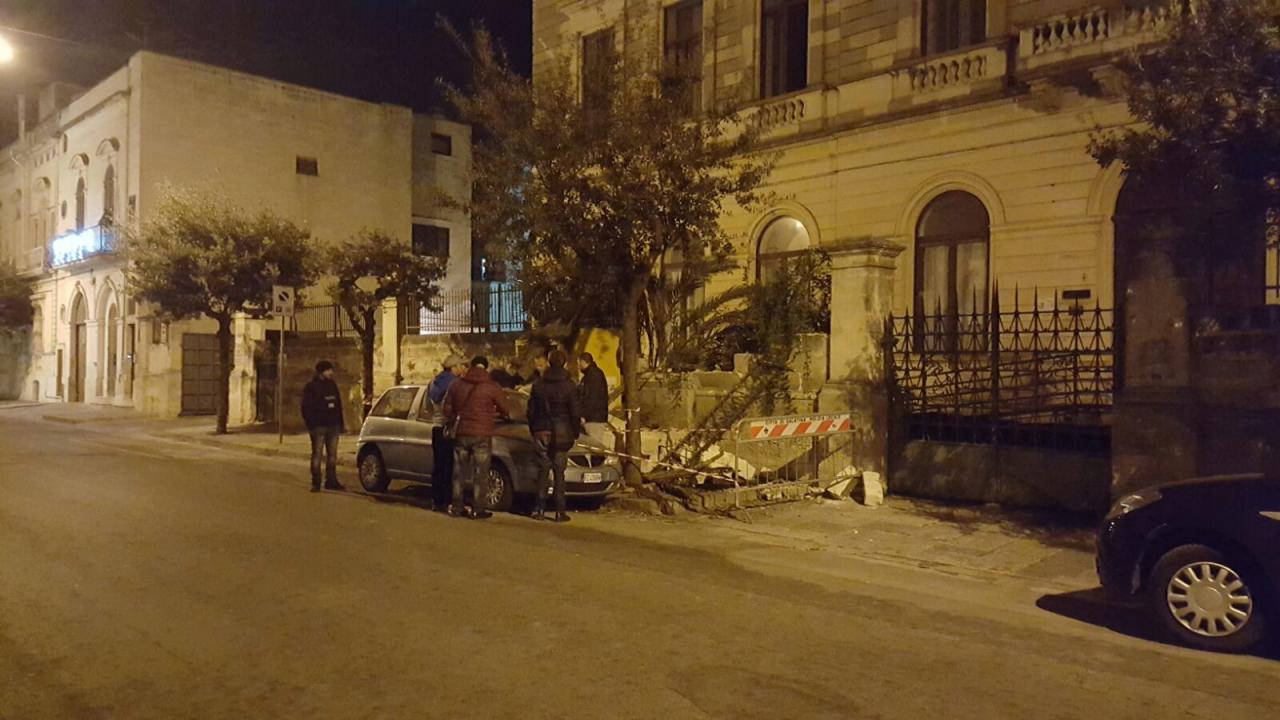 Il vento abbatte una palma in via Montegrappa, danneggiata un'auto