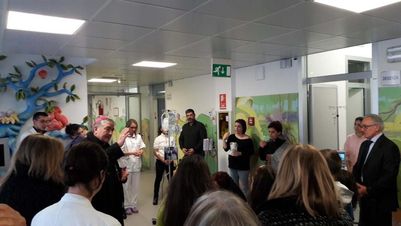  L'Arcivescovo di Lecce in visita al reparto di Oncoematologia Pediatrica