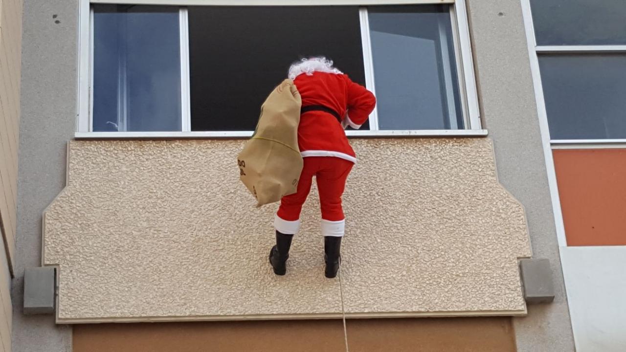 Babbo Natale giù dal cielo in Pediatria al Vito Fazzi
