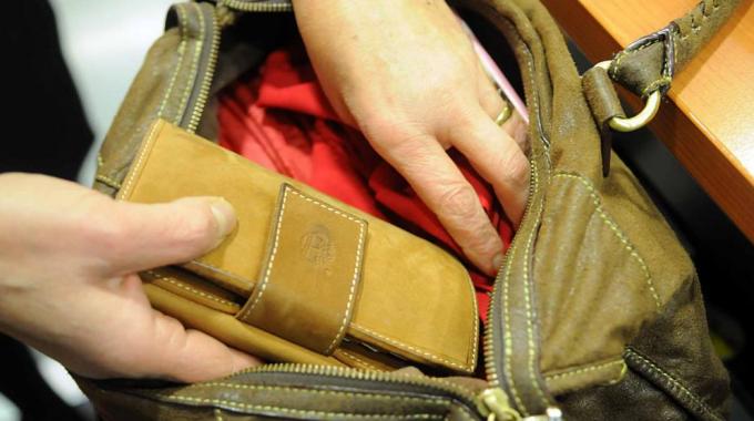 Anziana galatinese derubata da ladre seriali davanti ad una bancarella del mercato settimanale Anziana galatinese derubata da ladre seriali davanti ad una bancarella del mercato settimanale