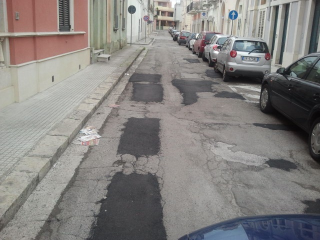Riparate le buche di via Castromediano. Ora tocca a quelle di via Caserta