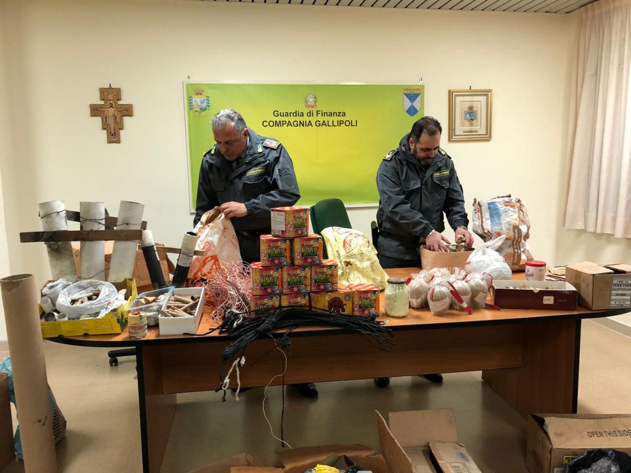 Polvere da sparo sepolta in giardino e possesso di 6000 articoli pirotecnici, denunciato artigiano Polvere da sparo sepolta in giardino e possesso di 6000 articoli pirotecnici, denunciato artigiano