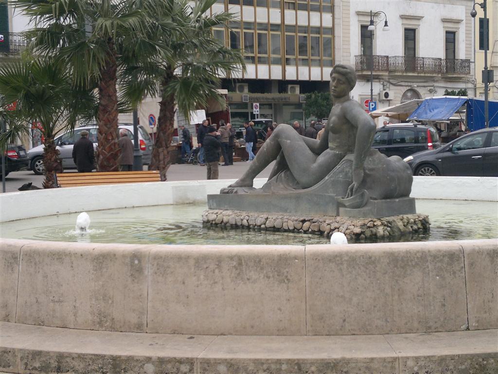 La 'Lampada senza luce' è un monumento femminista. In abbandono