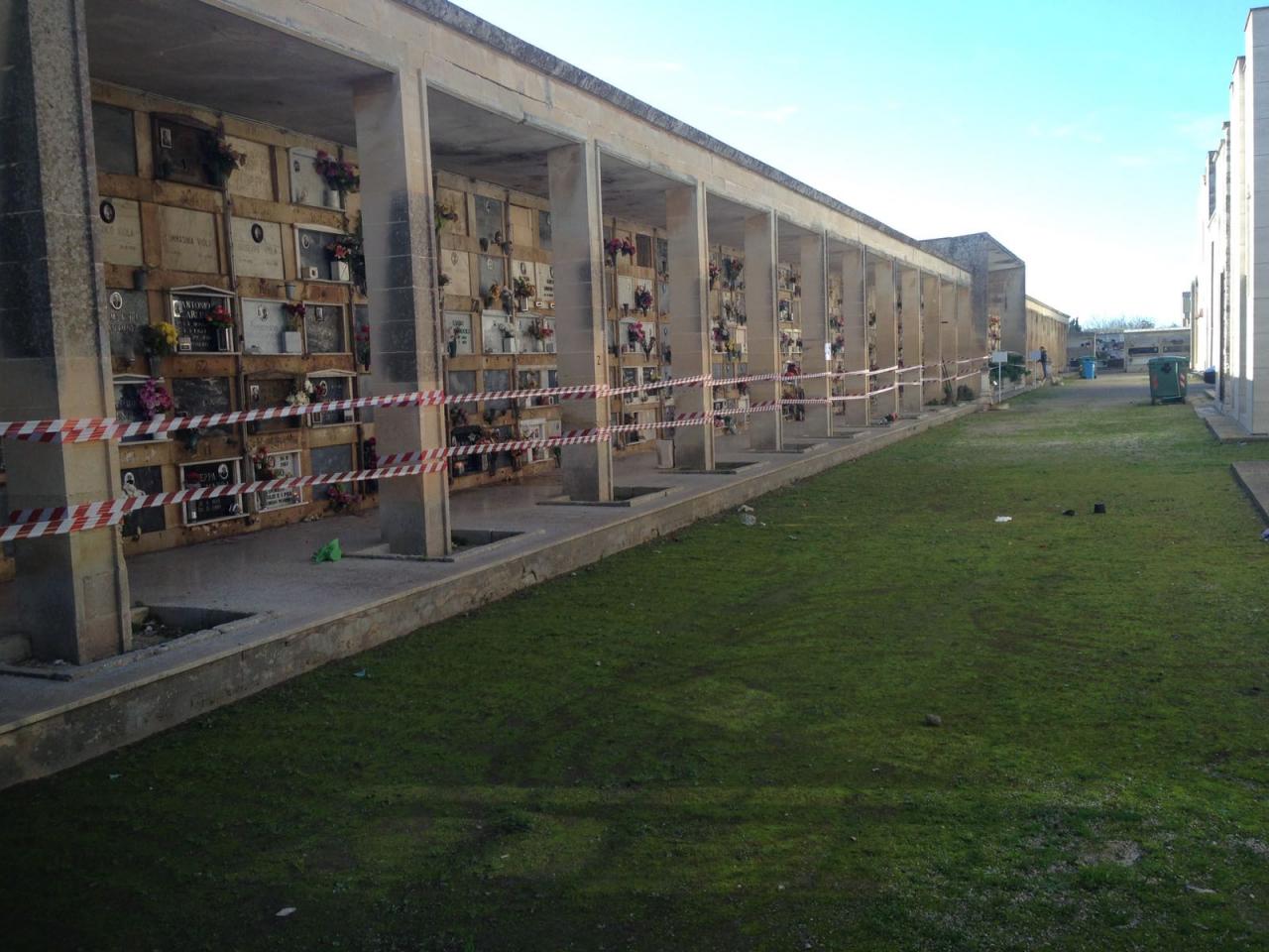 Raid vandalico e furto nel cimitero di Galatina Raid vandalico e furto nel cimitero di Galatina