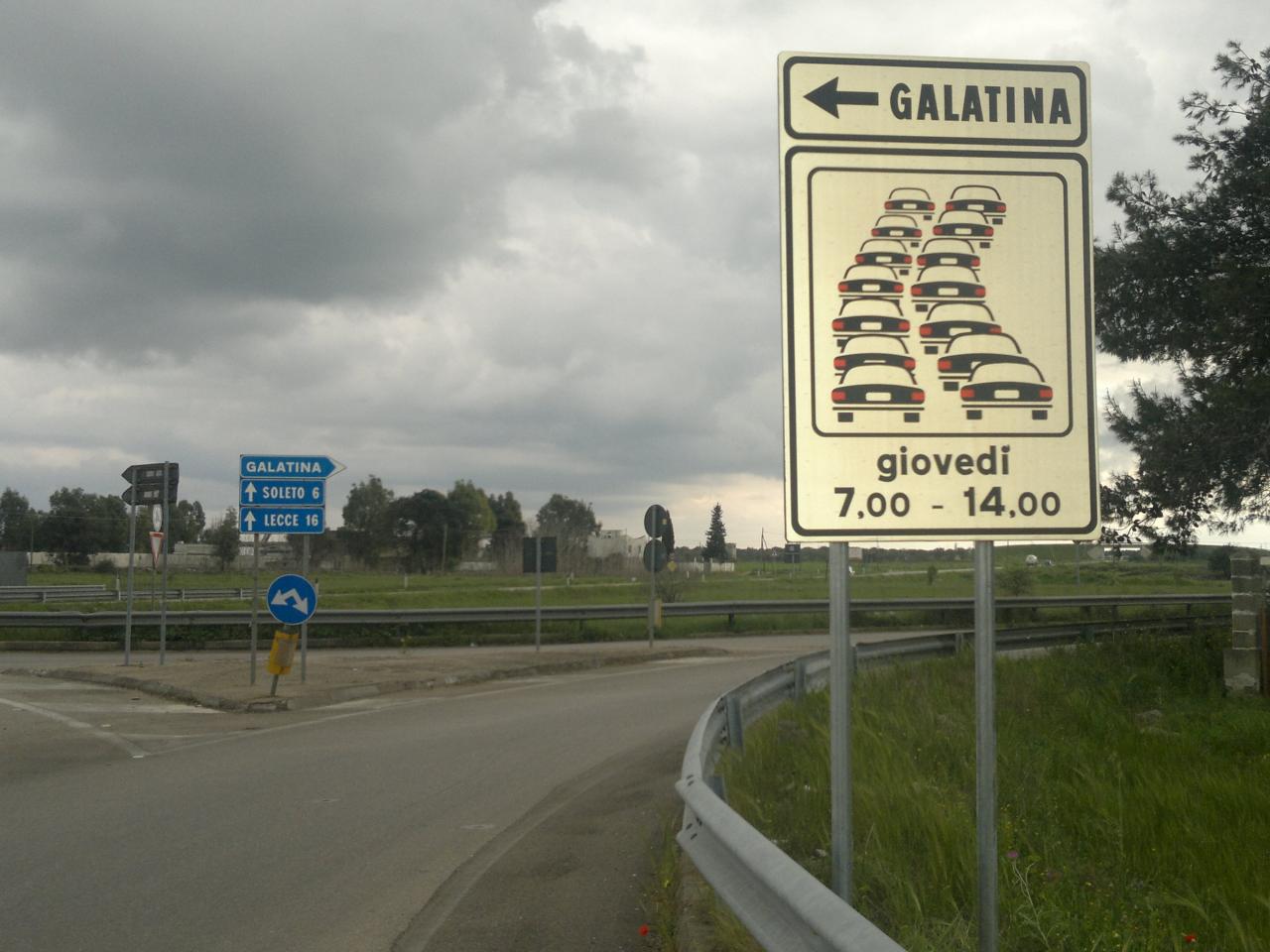 &quot;Occhio alle code di auto il giovedì!&quot;. Due cartelli all'ingresso di Galatina