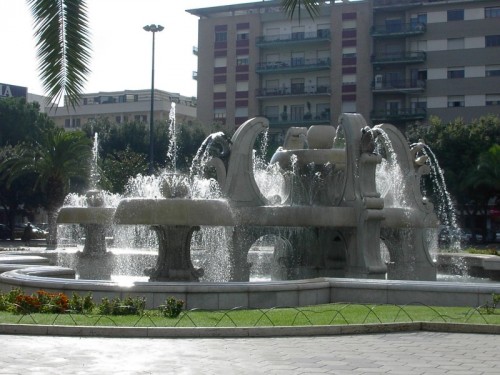 Fa il bagno nella fontana di piazza Mazzini, multato Fa il bagno nella fontana di piazza Mazzini, multato