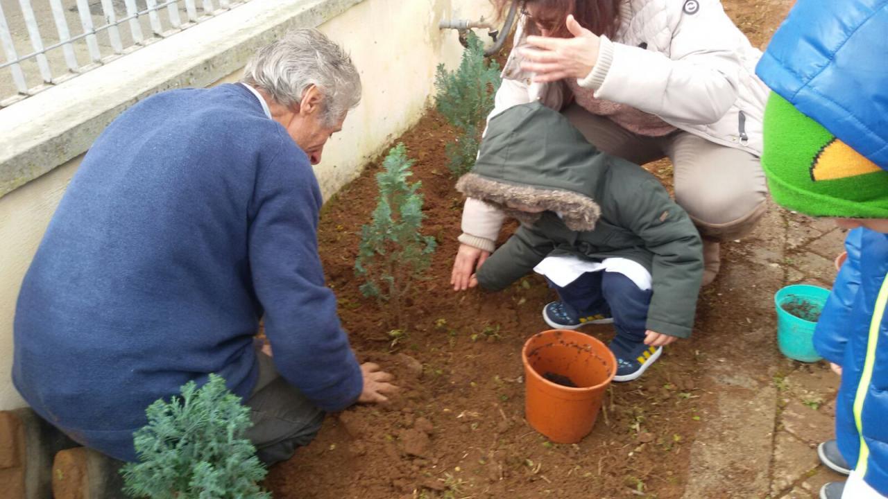 “Adotto il mio giardino e pianto gli alberi con nonno Gigi&quot;