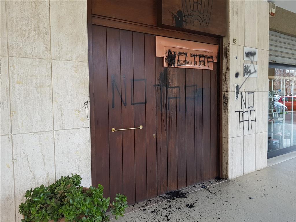Atti vandalici nella sede di Confindustria