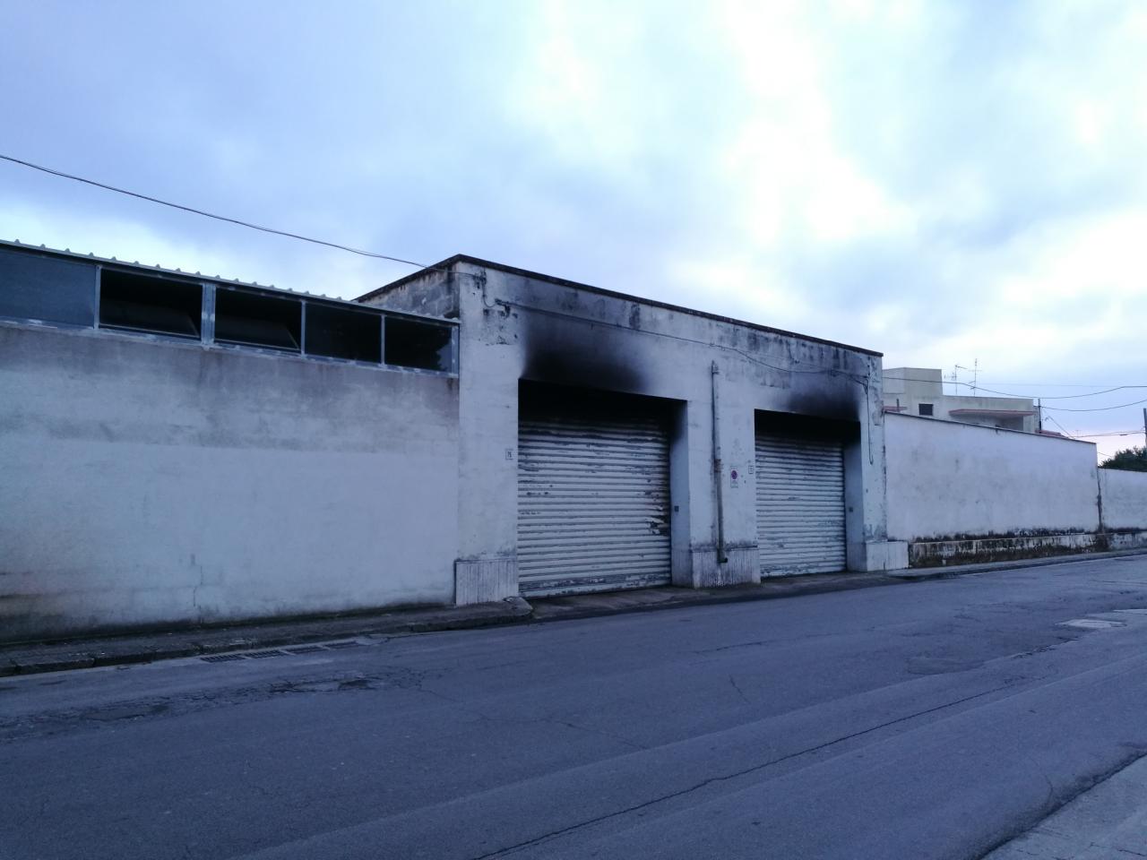 Incendio nel deposito giudiziario, a fuoco un'Apecar ed una 126. Nessun danno alle persone