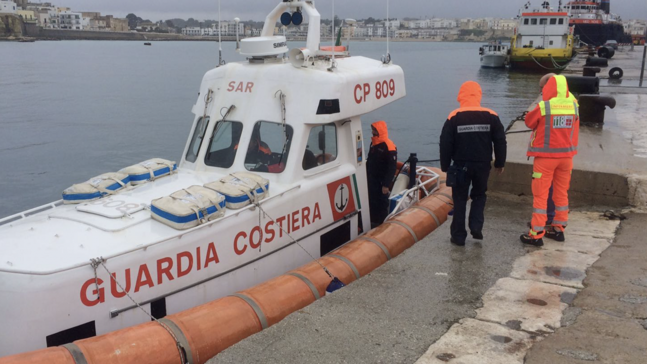 Trasportato in porto e affidato al 118 un marinaio di un peschereccio