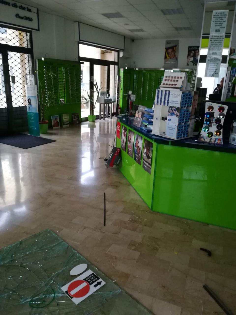 Furto con scasso nel negozio di ottica di via Lecce