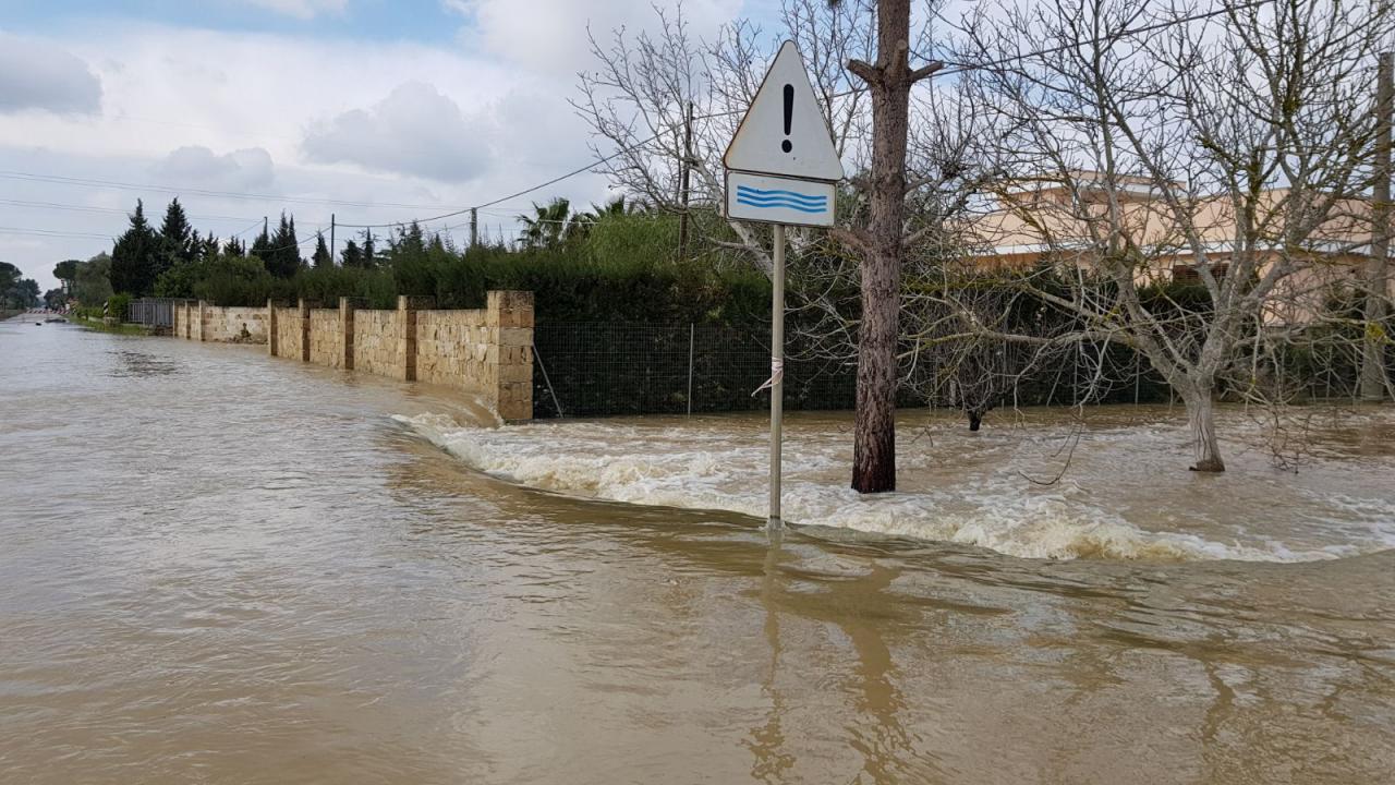 Il canale dell'Asso esonda nuovamente, soccorsi cinque automobilisti