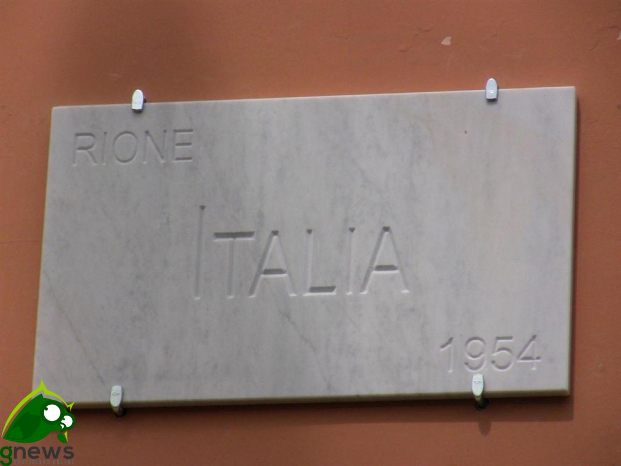 Mercatino dell'antiquariato al Rione Italia, esperienza finita Mercatino dell'antiquariato al Rione Italia, esperienza finita